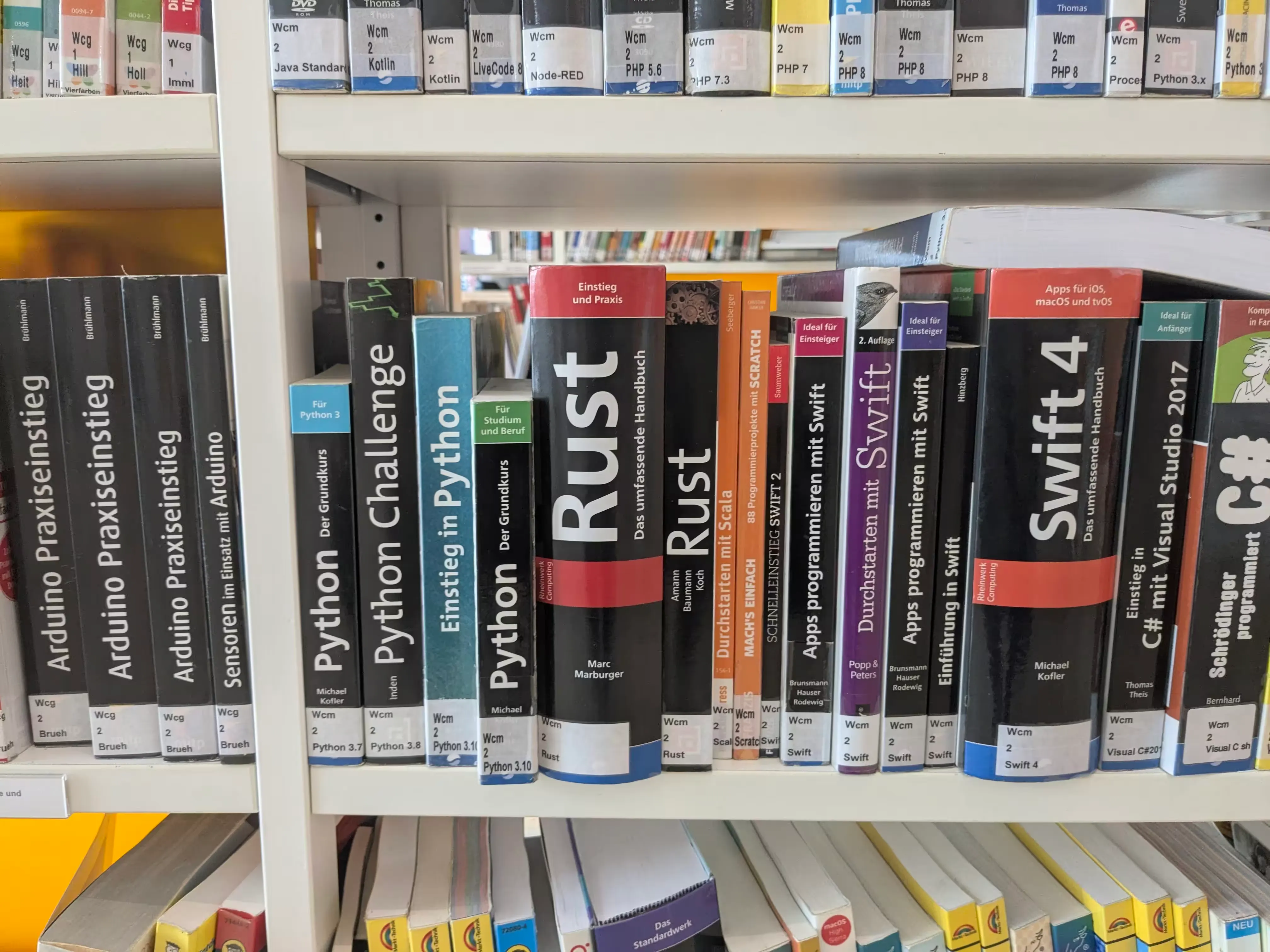 Rust Bücher im Regal W der Stadtbücherei Augsburg